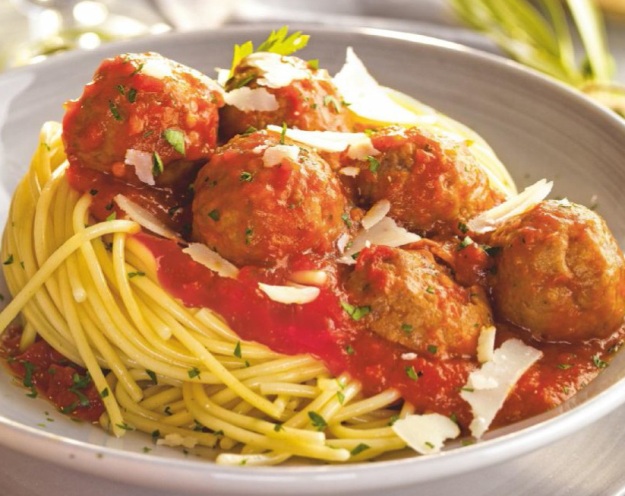 Pasta con albóndigas y salsa de tomate