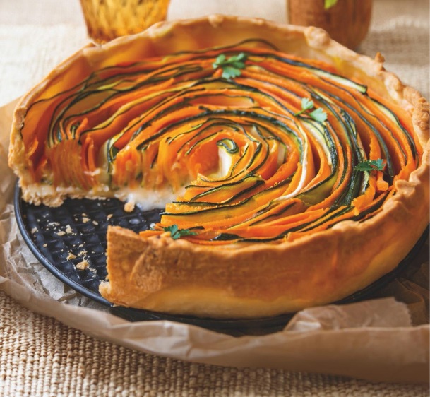 Pastel multicolor de verduras en espiral y queso crema