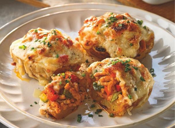 Patatas rellenas de carne y verduras, con bechamel