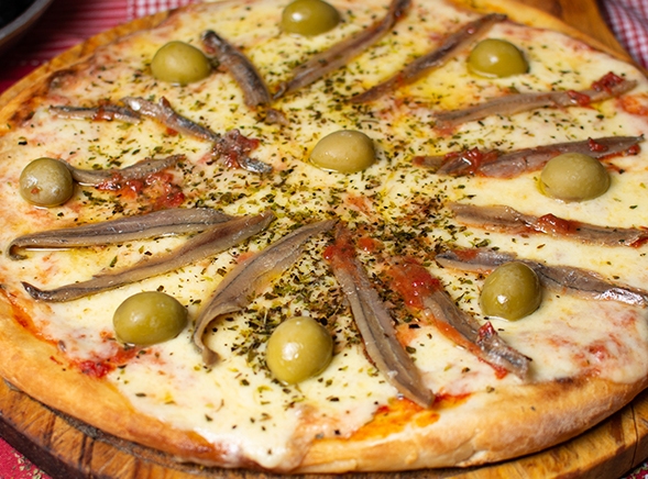 Pizza de mozzarella y anchoas