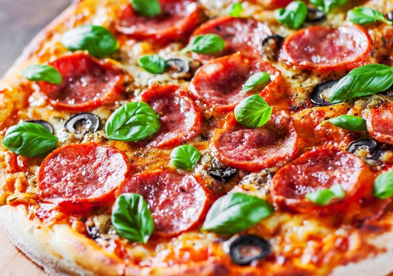 Pizza de mozzarella y peperoni