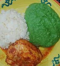 Pollo adobado y puré de papá con espinaca