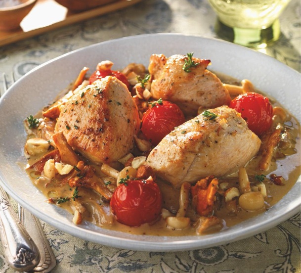 Pollo guisado con setas y avellanas