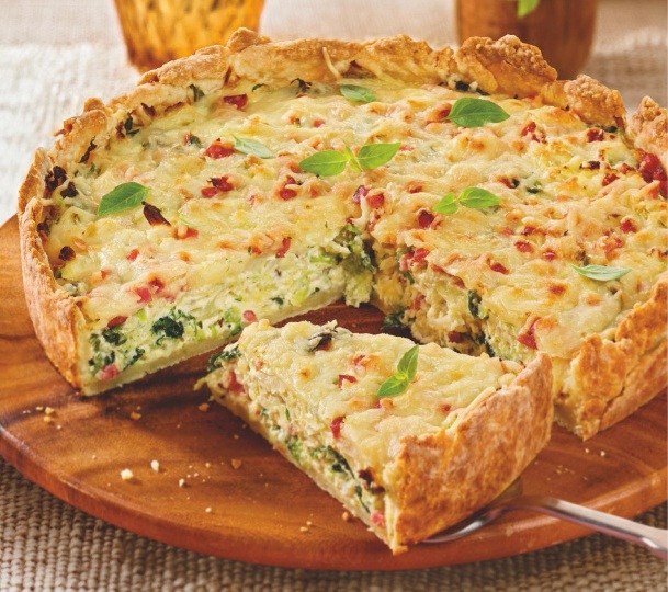 Quiche con col rizada, beicon y queso emmental