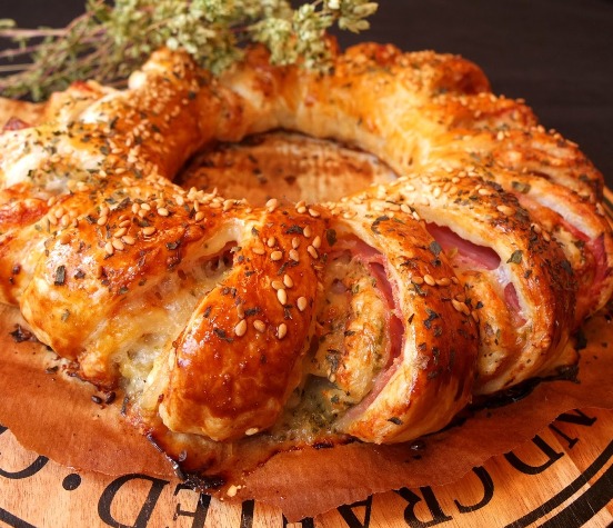 Rosca de hojaldre con jamón y queso