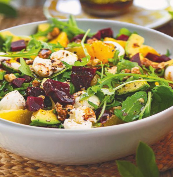 Rúcula con naranja, aguacate y remolacha