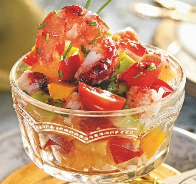 Salpicón de gambones y aguacate con vinagreta de arándanos