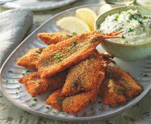 Sardinas empanadas al pimentón, con salsa tártara