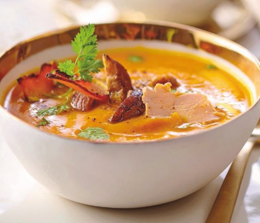 Sopa de calabaza con virutas de foie y castañas