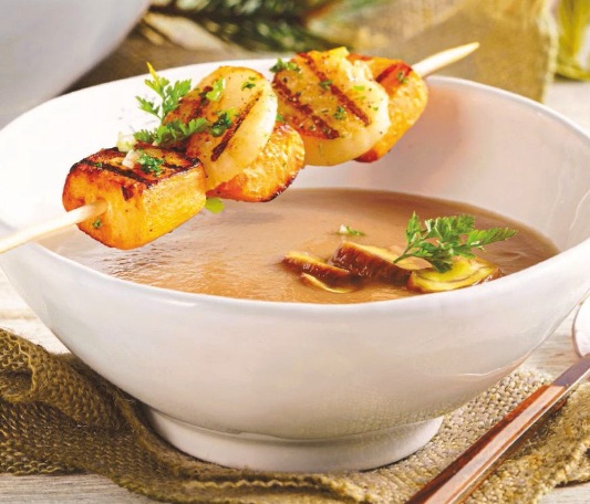 Sopa de castañas con brocheta de vieiras