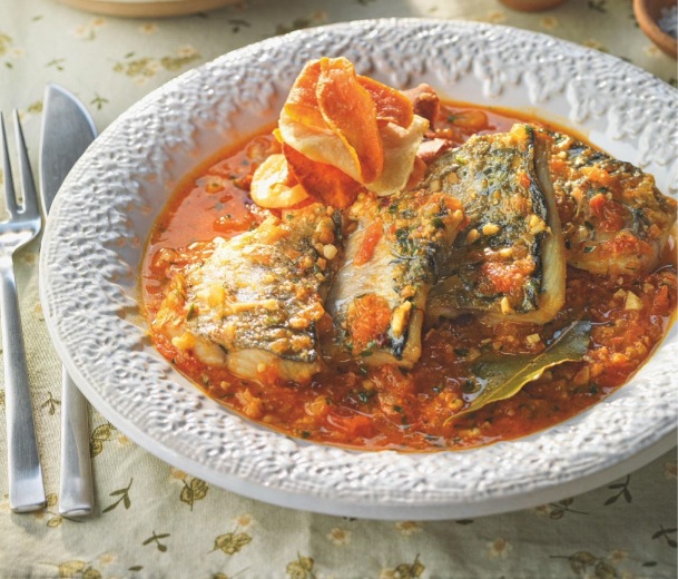 Suquet de caballa con avellanas y chips vegetales