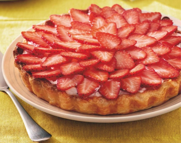 Tarta de fresones con nata