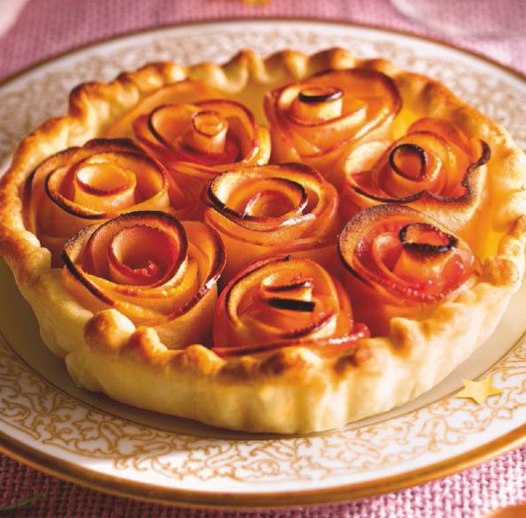 Tartaletas con natillas y rosas de manzana