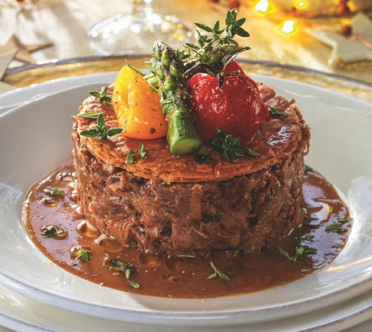 Timbal de carrillera con galleta y verduritas