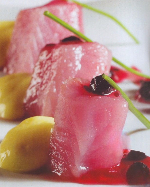 Tiradito de bonito en salsa de sauco con papa huayro