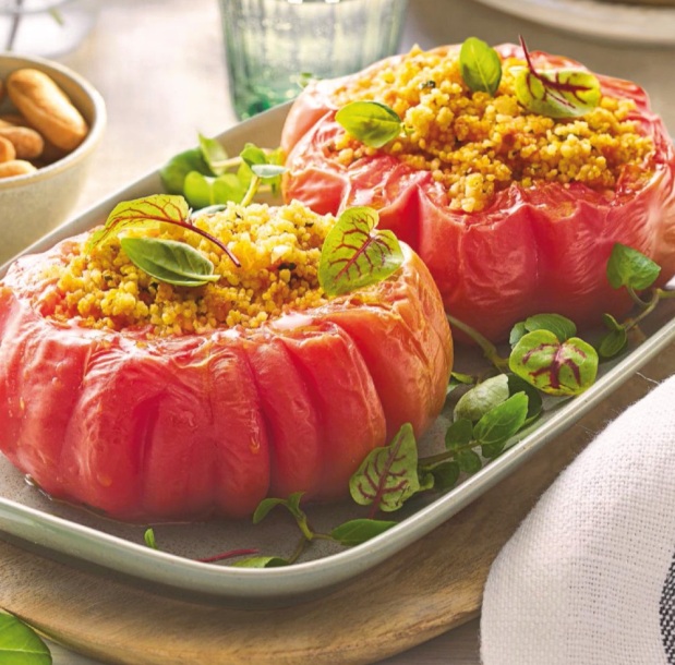 Tomates rellenos de ensalada de cuscús