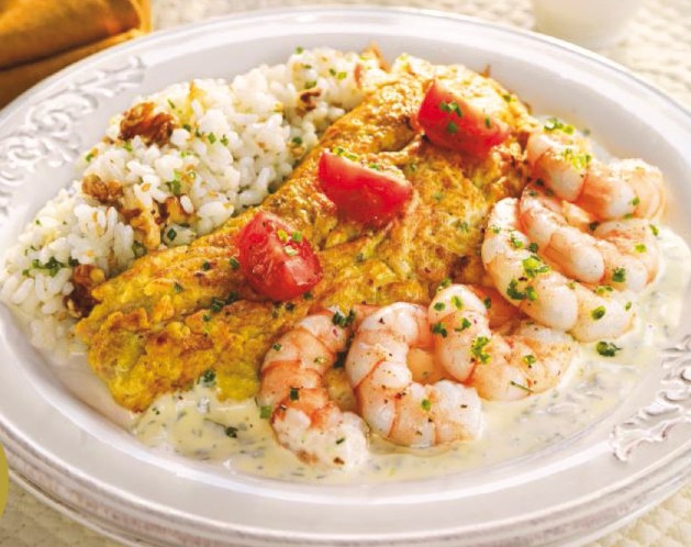 Tortilla de huevo con arroz y langostinos