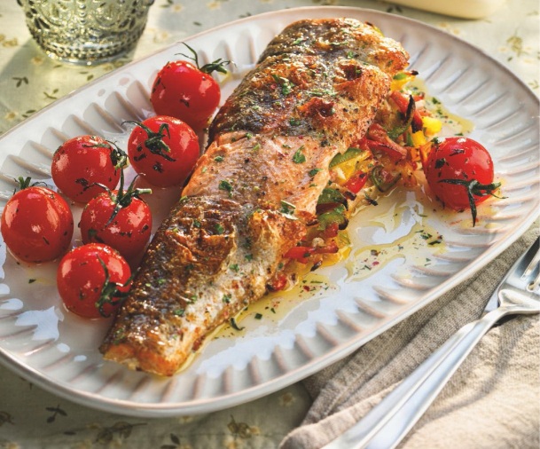 Trucha rellena de salteado de pimientos, setas de cardo y jamón