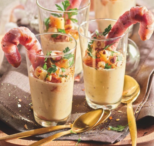 Vasitos de crema de patata y chirivía con avellanas y bastones de beicon